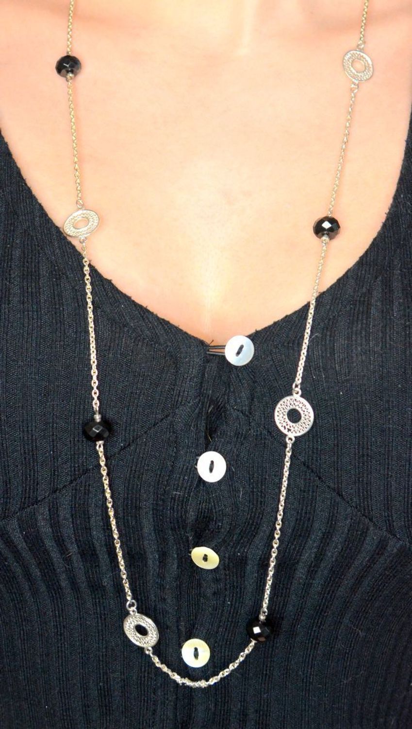 Srebrny naszyjnik z onyksem i ażurowymi kółeczkami N 0846. Niezwykle szykowny naszyjnik celebrytka wykonany z najwyższej jakości srebra to elegancki dodatek do wielu stylizacji.mNaszyjnik wykonany z najwyższej próby srebra z.jpg